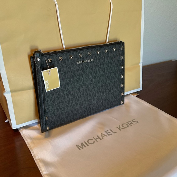 MICHAEL KORS SIGNATURE JET SET TRAVEL ZIP CLUTCH